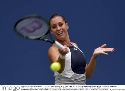 NEW YORK, Sept. 11, 2015 -- Flavia Pennetta of Italy returns a shot to Simona Halep of Romania during their women s singles semifinal at the 2015 US Open in New York, the United States, Sept. 11, 2015. Pennetta was qualified for the final after beating Halep 2-0. ) (SP)US-NEW YORK-TENNIS-US OPEN-WOMEN S SINGLES-SEMIFINAL YinxBogu 
