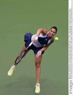 NEW YORK, Sept. 11, 2015 -- Flavia Pennetta of Italy serves to Simona Halep of Romania during their women s singles semifinal at the 2015 US Open in New York, the United States, Sept. 11, 2015. Pennetta was qualified for the final after beating Halep 2-0. ) (SP)US-NEW YORK-TENNIS-US OPEN-WOMEN S SINGLES-SEMIFINAL YinxBogu 