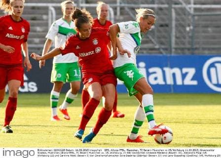 GER, Allianz-FFBL, Muenchen, FC Bayern Muenchen vs VfL Wolfsburg 11.09.2015, Gruenwalder Stadion, Muenchen,Allianz-FFBL, FC Bayern Muenchen vs. VfL Wolfsburg, im Bild beobachten Vivianne Miedema (Bayern 10), Alexandra Popp (VfL Wolfsburg 11) und Carolina Abbé (Bayern 5) den Zweikampf zwischen Sara Daebritz (Däbritz) (Bayern 33) und Lena Goessling (Goeßling) (VfL Wolfsburg 28) nphxRMG