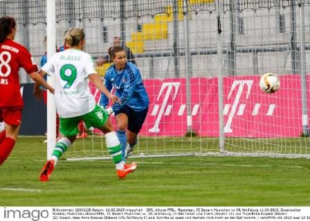 GER, Allianz-FFBL, Muenchen, FC Bayern Muenchen vs VfL Wolfsburg 11.09.2015, Gruenwalder Stadion, Muenchen,Allianz-FFBL, FC Bayern Muenchen vs. VfL Wolfsburg, im Bild haben Lisa Evans (Bayern 18) und Tinja-Riika Korpela (Bayern 32) Glueck, dass Anna Blaesse (Blässe) (VfL Wolfsburg 9) zwei Schritte zu spaet und deshalb nicht mehr an den Ball kommt. nphxRMG