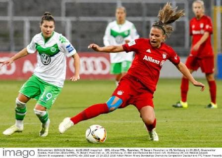 GER, Allianz-FFBL, Muenchen, FC Bayern Muenchen vs VfL Wolfsburg 11.09.2015, Gruenwalder Stadion, Muenchen,Allianz-FFBL, FC Bayern Muenchen vs. VfL Wolfsburg, im Bild wird Ramona Bachmann (VfL Wolfsburg 19) von Melanie Leupolz (Bayern 8) ausgetanzt nphxRMG