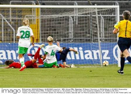 GER, Allianz-FFBL, Muenchen, FC Bayern Muenchen vs VfL Wolfsburg 11.09.2015, Gruenwalder Stadion, Muenchen,Allianz-FFBL, FC Bayern Muenchen vs. VfL Wolfsburg, im Bild haben Lena Goessling (Goeßling) (VfL Wolfsburg 28), Nilla Fischer (VfL Wolfsburg 4) und Almuth Schult (VfL Wolfsburg 1) Glueck, dass der Ball von Melanie Leupolz (Bayern 8, am Boden) nur an den Pfosten geht nphxRMG