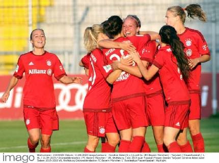 Caroline Abbe (4.v.l.) und Co. (FC Bayern München) - Torjubel Frauenfussball 1. BL 11.09.2015 Grünwalderstadion FC Bayern München - VfL Wolfsburg