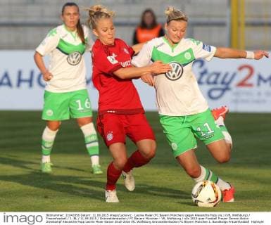 Leonie Maier (FC Bayern München) gegen Alexandra Popp (re.) (VfL Wolfsburg) Frauenfussball 1. BL 11.09.2015 Grünwalderstadion FC Bayern München - VfL Wolfsburg
