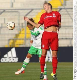 Vivianne Miedema (re.) (FC Bayern München) gegen Babett Peter (VfL Wolfsburg) Frauenfussball 1. BL 11.09.2015 Grünwalderstadion FC Bayern München - VfL Wolfsburg