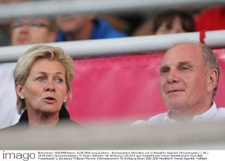 Bundestrainerin Silvia Neid und Uli Hoeneß im Gespräch Frauenfussball 1. BL 11.09.2015 Grünwalderstadion FC Bayern München - VfL Wolfsburg