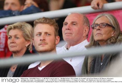 Bundestrainerin Silvia Neid, Uli Hoeneß, seine Frau Susanne (FC Bayern München) verfolgen das Spiel Frauenfussball 1. BL 11.09.2015 Grünwalderstadion FC Bayern München - VfL Wolfsburg
