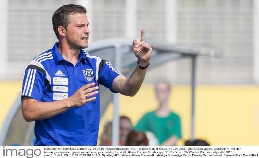 v.li.: Trainer Daniel Kraus (FF USV Jena) gibt Anweisungen, gestikuliert, mit den Armen gestikulieren gives instructions, gesticulate, Fussball, Allianz Frauen-Bundesliga, FF USV Jena - SV Werder Bremen, xdgx