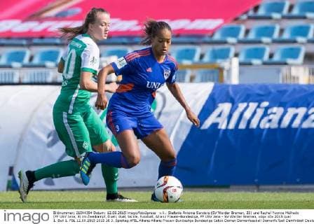 v.li.: Stefanie Antonia Sanders (SV Werder Bremen, 20) und Rachel Yvonne Melhado (FF USV Jena, 3) im Zweikampf, Duell, duel, tackle, Fussball, Allianz Frauen-Bundesliga, FF USV Jena - SV Werder Bremen, xdgx