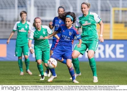 v.li.: Pia-Sophie Wolter (SV Werder Bremen, 10), Dolores Isabel Jacome Silva (FF USV Jena, 14) und Katharina Schiechtl (SV Werder Bremen, 9) im Dreikampf, Duell, duel, tackle, Fussball, Allianz Frauen-Bundesliga, FF USV Jena - SV Werder Bremen, xdgx