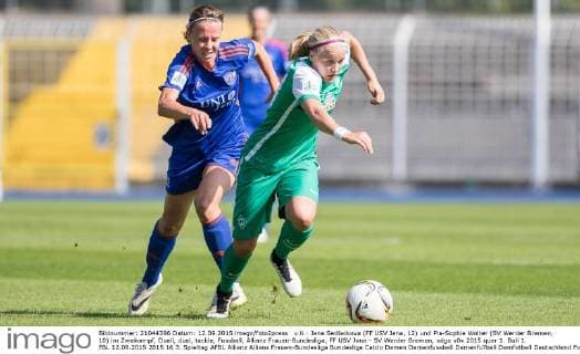 v.li.: Jana Sedlackova (FF USV Jena, 12) und Pia-Sophie Wolter (SV Werder Bremen, 10) im Zweikampf, Duell, duel, tackle, Fussball, Allianz Frauen-Bundesliga, FF USV Jena - SV Werder Bremen, xdgx