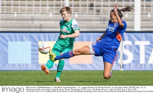 v.li.: Nadine Moelter (SV Werder Bremen, 2) und Amber Hearn (FF USV Jena, 10) im Zweikampf, Duell, duel, tackle, Fussball, Allianz Frauen-Bundesliga, FF USV Jena - SV Werder Bremen, xdgx