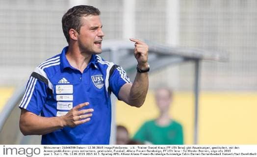 v.li.: Trainer Daniel Kraus (FF USV Jena) gibt Anweisungen, gestikuliert, mit den Armen gestikulieren gives instructions, gesticulate, Fussball, Allianz Frauen-Bundesliga, FF USV Jena - SV Werder Bremen, xdgx
