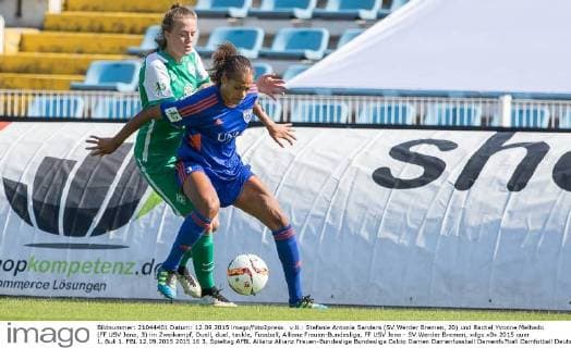 v.li.: Stefanie Antonia Sanders (SV Werder Bremen, 20) und Rachel Yvonne Melhado (FF USV Jena, 3) im Zweikampf, Duell, duel, tackle, Fussball, Allianz Frauen-Bundesliga, FF USV Jena - SV Werder Bremen, xdgx