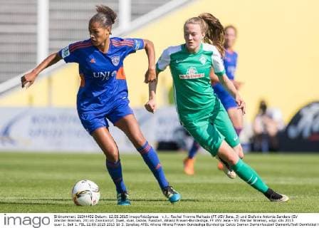 v.li.: Rachel Yvonne Melhado (FF USV Jena, 3) und Stefanie Antonia Sanders (SV Werder Bremen, 20) im Zweikampf, Duell, duel, tackle, Fussball, Allianz Frauen-Bundesliga, FF USV Jena - SV Werder Bremen, xdgx