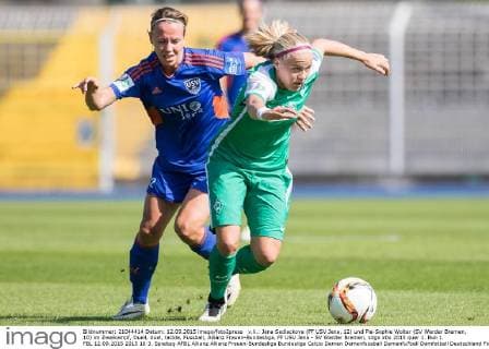 v.li.: Jana Sedlackova (FF USV Jena, 12) und Pia-Sophie Wolter (SV Werder Bremen, 10) im Zweikampf, Duell, duel, tackle, Fussball, Allianz Frauen-Bundesliga, FF USV Jena - SV Werder Bremen, xdgx