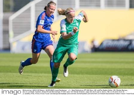 v.li.: Jana Sedlackova (FF USV Jena, 12) und Pia-Sophie Wolter (SV Werder Bremen, 10) im Laufduell, Fussball, Allianz Frauen-Bundesliga, FF USV Jena - SV Werder Bremen, xdgx