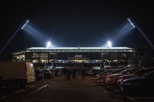Fußball, Stadiongeschichte FC Hansa Rostock Rostock, Deutschland, 11.09.2015: Fußball 3. Liga Saison 2015 2016 - FC Hansa Rostock - FC Energie Cottbus. Außenansicht Aussenansicht Ostseestadion bei Nacht Flutlicht