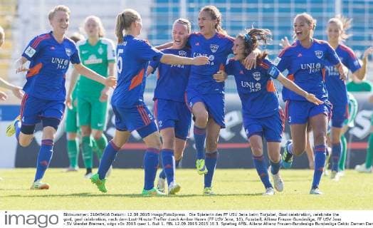 Die Spielerin des FF USV Jena beim Torjubel, Goal celebration, celebrate the goal, goal celebration, nach dem Last-Minute-Treffer durch Amber Hearn (FF USV Jena, 10), Fussball, Allianz Frauen-Bundesliga, FF USV Jena - SV Werder Bremen, xdgx