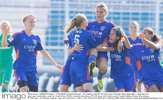 Die Spielerin des FF USV Jena beim Torjubel, Goal celebration, celebrate the goal, goal celebration, nach dem Last-Minute-Treffer durch Amber Hearn (FF USV Jena, 10), Jubeltraube, Fussball, Allianz Frauen-Bundesliga, FF USV Jena - SV Werder Bremen, xdgx