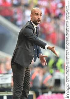 Fußball 1. Bundesliga 4. Spieltag Bayern München - FC Augsburg am 12.09.2015 in der Allianz Arena in München Josep Pep Guardiola ( Trainer München ) xRx