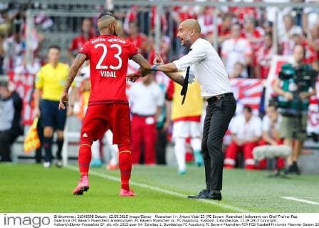 Muenchen l-r: Arturo Vidal 23 (FC Bayern Muenchen) bekommt von Chef-Trainer Pep Guardiola (FC Bayern Muenchen) anweisungen, FC Bayern Muenchen vs. FC Augsburg, Fussball, 1.Bundesliga, 12.09.2015 Copyright: Kolbert xEibner-Pressefoto EP_ckt