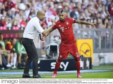 VIDAL Arturo Team FC Bayern Muenchen mit Trainer Pep GUARDIOLA DFL Fussball Bundesliga Saison 2015-2016 Spiel FC Bayern Muenchen-Augsburg am 12.September 2015 in Muenchen 