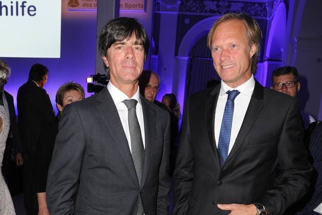 Joachim Löw und Gerhard Delling bei der Verleihung Goldene Sportpyramide am 12.09.2015 in Hamburg Goldene Sportpyramdie 2015 in Hamburg 