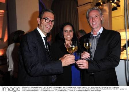 Klaus Steinbach mit Roland Matthes und seiner Ehefrau Daniela bei der Verleihung Goldene Sportpyramide am 12.09.2015 in Hamburg Goldene Sportpyramdie 2015 in Hamburg 