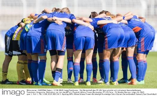 Die Mannschaft des FF USV Jena schwört sich mit einem Mannschaftskreis, Teamkreis, Ansprache, Motivation, vor dem Anpfiff ein, Fussball, Allianz Frauen-Bundesliga, FF USV Jena - SV Werder Bremen, xdgx