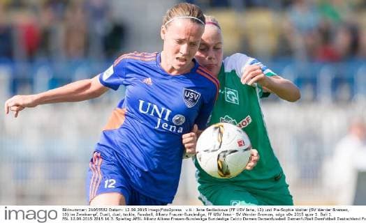 v.li.: Jana Sedlackova (FF USV Jena, 12) und Pia-Sophie Wolter (SV Werder Bremen, 10) im Zweikampf, Duell, duel, tackle, Fussball, Allianz Frauen-Bundesliga, FF USV Jena - SV Werder Bremen, xdgx