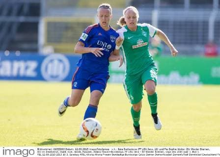 v.li.: Jana Sedlackova (FF USV Jena, 12) und Pia-Sophie Wolter (SV Werder Bremen, 10) im Zweikampf, Duell, duel, tackle, Fussball, Allianz Frauen-Bundesliga, FF USV Jena - SV Werder Bremen, xdgx