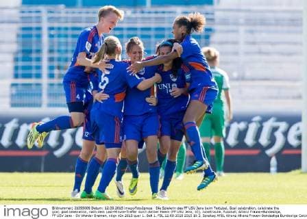Die Spielerin des FF USV Jena beim Torjubel, Goal celebration, celebrate the goal, goal celebration, nach dem Last-Minute-Treffer durch Amber Hearn (FF USV Jena, 10), Jubeltraube, Fussball, Allianz Frauen-Bundesliga, FF USV Jena - SV Werder Bremen, xdgx