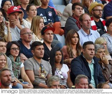 Fußball, Mario Götze und Vater Jürgen 12.09.2015, Fussball 1.Bundesliga 2015 2016, 4.Spieltag, FC Bayern München - FC Augsburg, in der Allianz-Arena München. v.li: der Vater von Mario Götze: Jürgen Götze, Mario Götze (FC Bayern München), Ann-Kathrin Brömmel, Freundin von Mario Götze (Bayern) auf der Tribüne. 