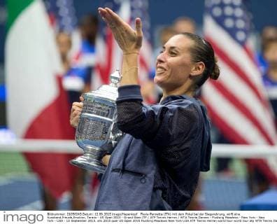 Flavia Pennetta (ITA) mit dem Pokal bei der Siegerehrung, wirft eine Kusshand,Freude,Emotion, Tennis - US Open 2015 - Grand Slam ITF ATP Tennis Herren WTA Tennis Damen - Flushing Meadows - New York - New York - USA - 12 September 2015.