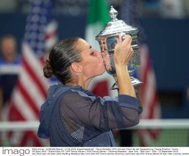 Flavia Pennetta (ITA) mit dem Pokal bei der Siegerehrung, Freude,Emotion, Tennis - US Open 2015 - Grand Slam ITF ATP Tennis Herren WTA Tennis Damen - Flushing Meadows - New York - New York - USA - 12 September 2015.