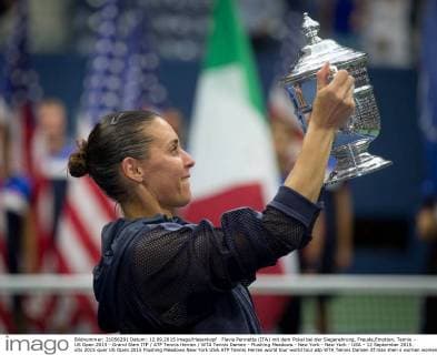 Flavia Pennetta (ITA) mit dem Pokal bei der Siegerehrung, Freude,Emotion, Tennis - US Open 2015 - Grand Slam ITF ATP Tennis Herren WTA Tennis Damen - Flushing Meadows - New York - New York - USA - 12 September 2015.