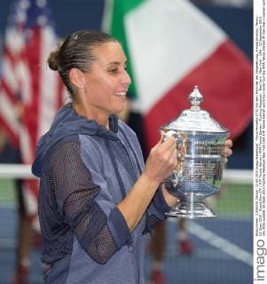 Flavia Pennetta (ITA) mit dem Pokal bei der Siegerehrung, Freude,Emotion, Tennis - US Open 2015 - Grand Slam ITF ATP Tennis Herren WTA Tennis Damen - Flushing Meadows - New York - New York - USA - 12 September 2015.