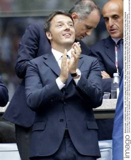 Italian Prime Minister Matteo Renzi watches Flavia Pennetta of Italy play Roberta Vinci of Italy in the Women s Final in Arthur Ashe Stadium at the US Open Tennis Championships at the USTA Billie Jean King National Tennis Center in New York City on September 12, 2015. Pennetta wins the match 7-6, 6-2 becoming the first Italian women to win a US Open and also announced her possible retirement at the Trophy Ceremony.  NYP20150912104 JOHNxANGELILLO