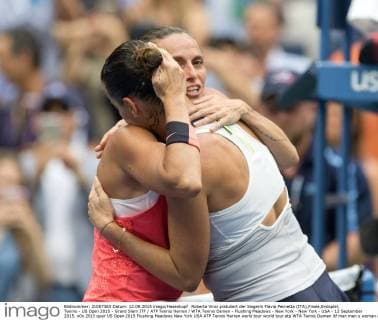 Roberta Vinci gratuliert der Siegerin Flavia Pennetta (ITA),Finale,Endspiel, Tennis - US Open 2015 - Grand Slam ITF ATP Tennis Herren WTA Tennis Damen - Flushing Meadows - New York - New York - USA - 12 September 2015.