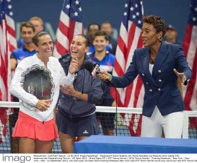 Moderatorin Robin Roberts mit Flavia Pennetta und Roberta Vinci (beide ITA) waehrend der Siegerehrung Tennis - US Open 2015 - Grand Slam ITF ATP Tennis Herren WTA Tennis Damen - Flushing Meadows - New York - New York - USA - 12 September 2015.