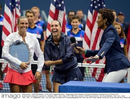 Moderatorin Robin Roberts mit Flavia Pennetta und Roberta Vinci (beide ITA) waehrend der Siegerehrung Tennis - US Open 2015 - Grand Slam ITF ATP Tennis Herren WTA Tennis Damen - Flushing Meadows - New York - New York - USA - 12 September 2015.