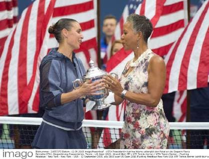 USTA Praesidentin Katrina Adams uebergibt den Pokal an die Siegerin Flavia Pennetta (ITA), Siegerehrung,Praesentation, Tennis - US Open 2015 - Grand Slam ITF ATP Tennis Herren WTA Tennis Damen - Flushing Meadows - New York - New York - USA - 12 September 2015.