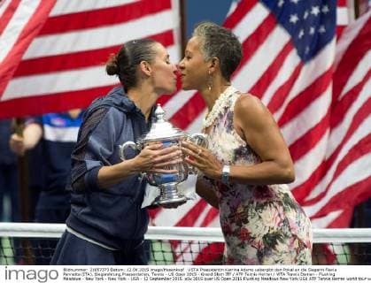 USTA Praesidentin Katrina Adams uebergibt den Pokal an die Siegerin Flavia Pennetta (ITA), Siegerehrung,Praesentation, Tennis - US Open 2015 - Grand Slam ITF ATP Tennis Herren WTA Tennis Damen - Flushing Meadows - New York - New York - USA - 12 September 2015.