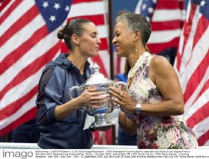 USTA Praesidentin Katrina Adams uebergibt den Pokal an die Siegerin Flavia Pennetta (ITA), Siegerehrung,Praesentation, Tennis - US Open 2015 - Grand Slam ITF ATP Tennis Herren WTA Tennis Damen - Flushing Meadows - New York - New York - USA - 12 September 2015.