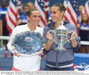 Finalistin Roberta Vinci und Siegerin Flavia Pennetta (beide ITA) mit Pokal,Siegerehrung,Praesentation, Tennis - US Open 2015 - Grand Slam ITF ATP Tennis Herren WTA Tennis Damen - Flushing Meadows - New York - New York - USA - 12 September 2015.