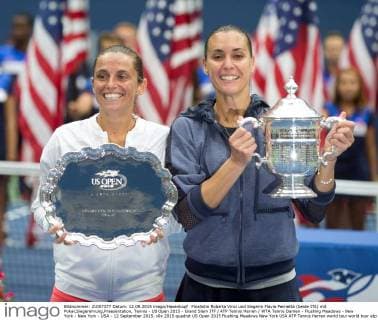 Finalistin Roberta Vinci und Siegerin Flavia Pennetta (beide ITA) mit Pokal,Siegerehrung,Praesentation, Tennis - US Open 2015 - Grand Slam ITF ATP Tennis Herren WTA Tennis Damen - Flushing Meadows - New York - New York - USA - 12 September 2015.