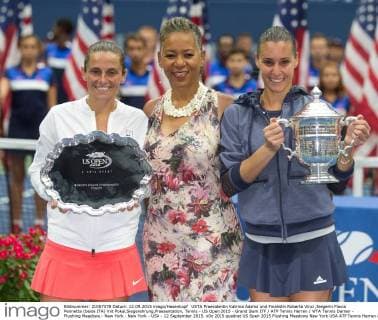 USTA Praesidentin Katrina Adams und Finalistin Roberta Vinci ,Siegerin Flavia Pennetta (beide ITA) mit Pokal,Siegerehrung,Praesentation, Tennis - US Open 2015 - Grand Slam ITF ATP Tennis Herren WTA Tennis Damen - Flushing Meadows - New York - New York - USA - 12 September 2015.