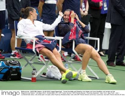 Flavia Pennetta und Roberta Vinci sitzen auf ihren Stuehlen und warten auf die Siegerehrung Tennis - US Open 2015 - Grand Slam ITF ATP Tennis Herren WTA Tennis Damen - Flushing Meadows - New York - New York - USA - 12 September 2015.