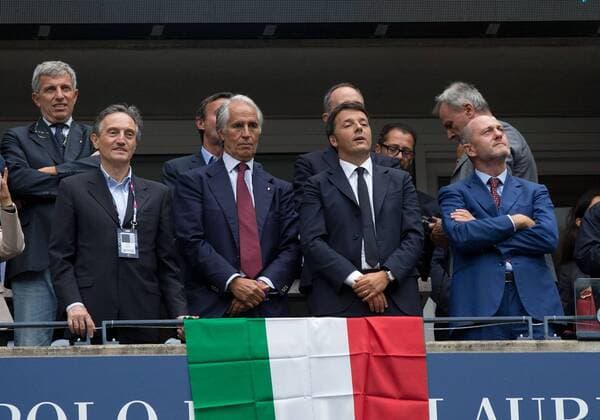US Open , Matteo Renzi der italienische Premierminister als Zuschauer in einer Sponsorenloge,VIP,Ehrengaeste, Tennis - US Open 2015 - Grand Slam ITF ATP Tennis Herren WTA Tennis Damen - Flushing Meadows - New York - New York - USA - 12 September 2015.